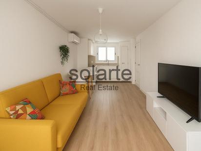 Sala d'estar de Pis en venda en L'Hospitalet de Llobregat amb Aire condicionat i Parquet