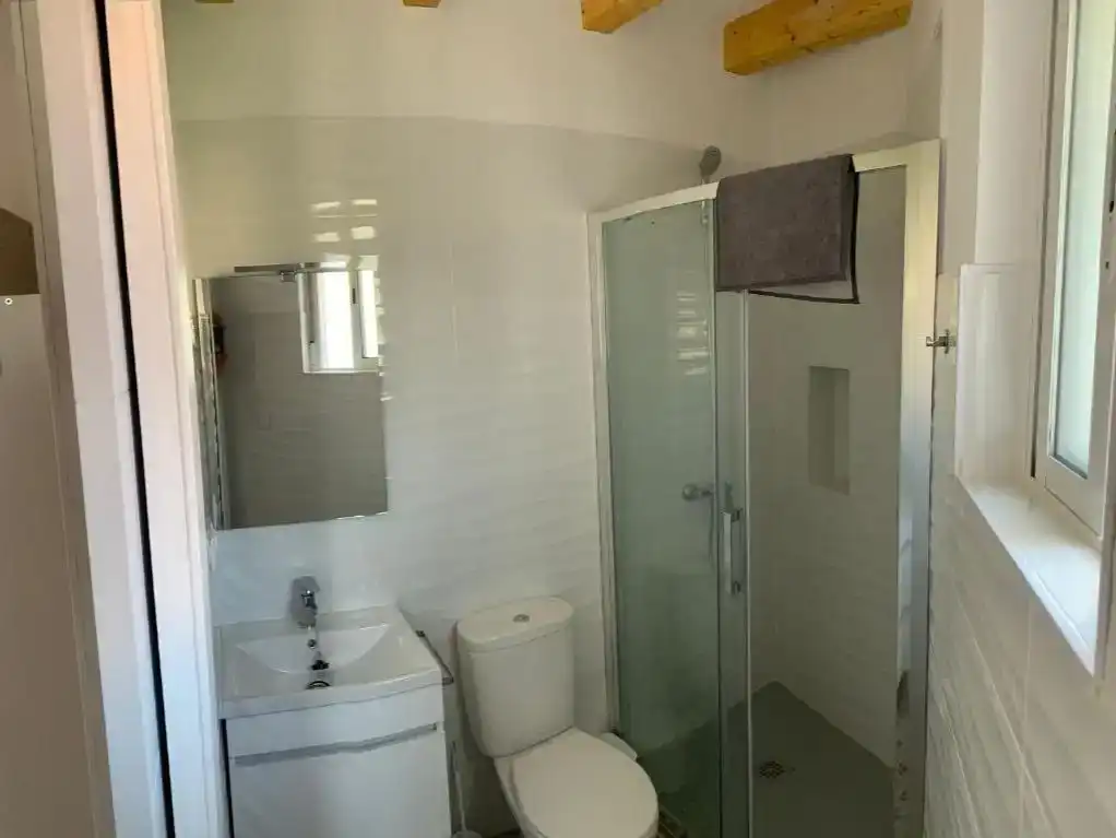 Bany de Apartament de lloguer en Logrosán amb Aire condicionat, Parquet i Moblat