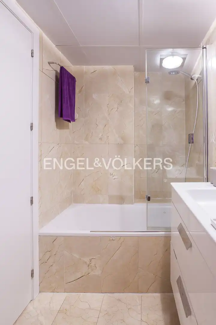 Badezimmer von Wohnung zur Miete in Madrid mit Klimaanlage, Heizung und Möbliert