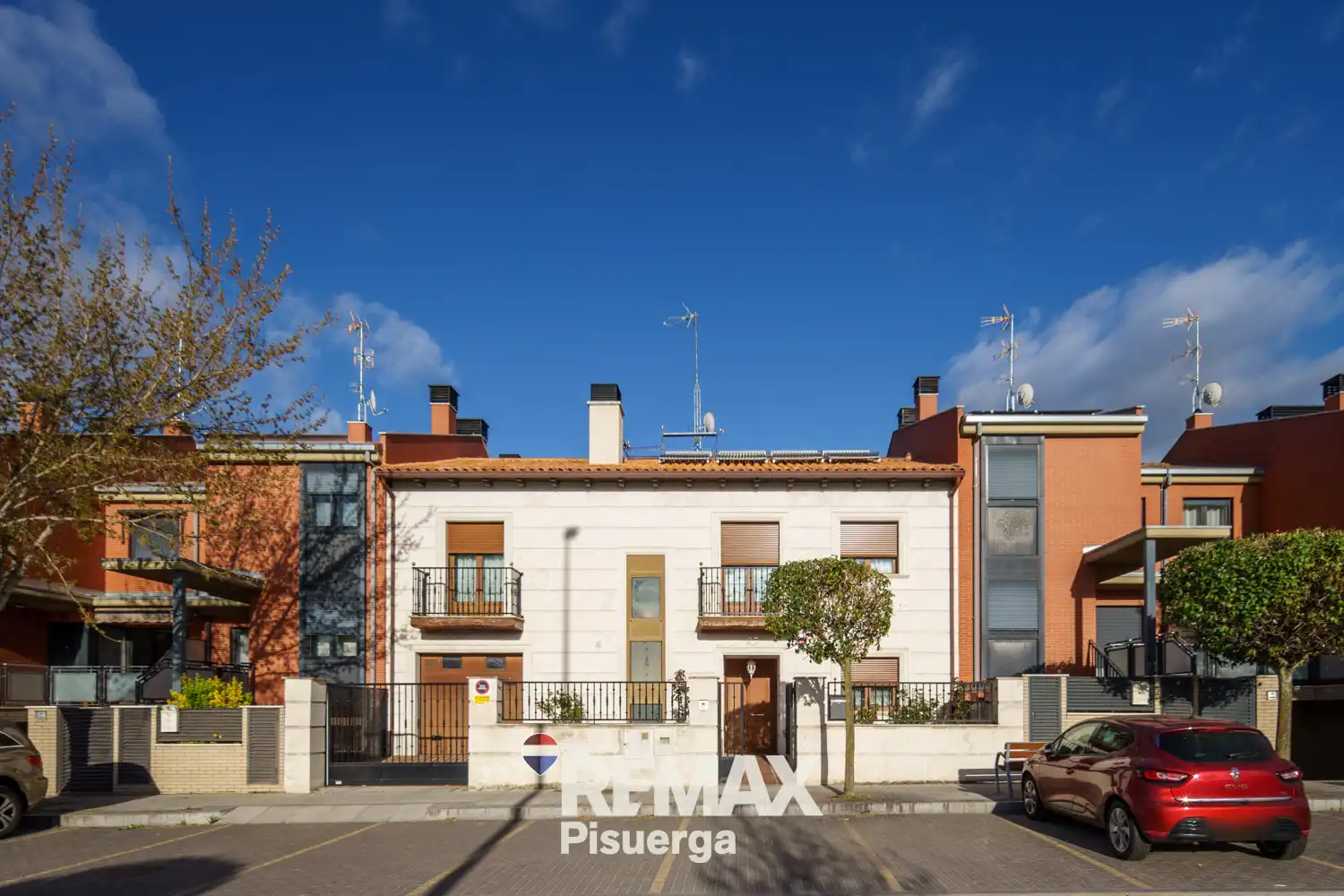Vista exterior de Casa o chalet en venta en Laguna de Duero con Aire acondicionado, Calefacción y Jardín privado