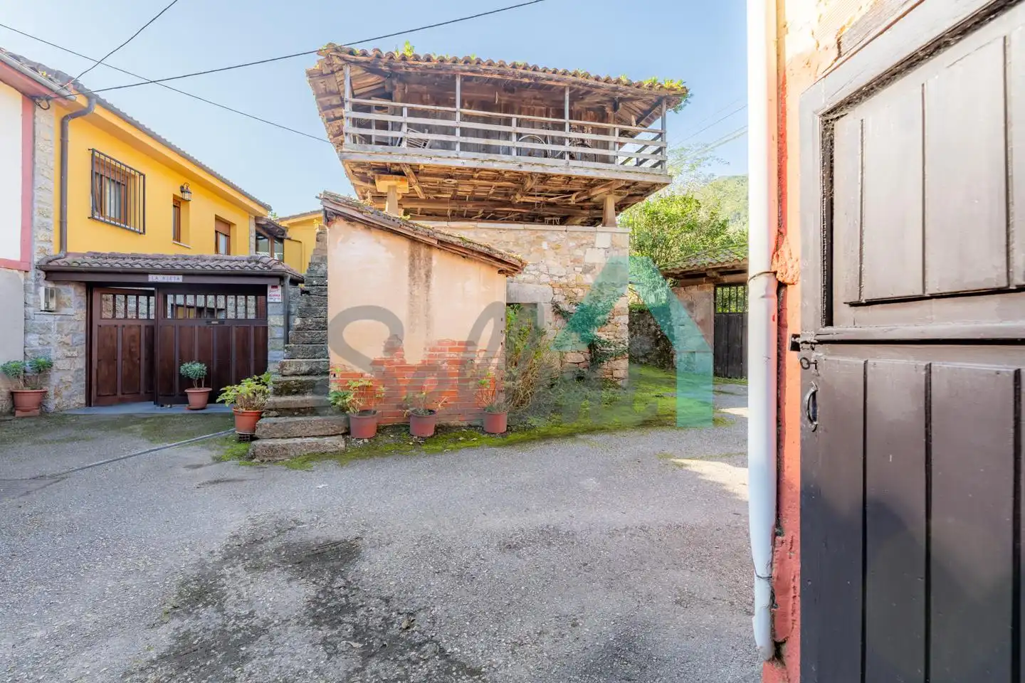 Außenansicht von Einfamilien-Reihenhaus zum Verkauf in Belmonte de Miranda mit Parkett