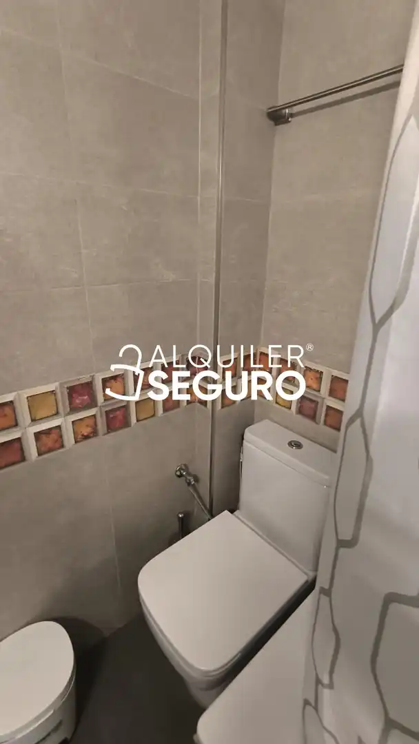 Baño de Piso de alquiler en Sevilla con Terraza y Amueblado