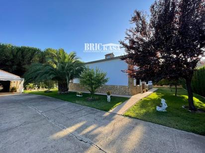 Vista exterior de Casa o xalet en venda en Cáceres Capital amb Aire condicionat, Terrassa i Piscina