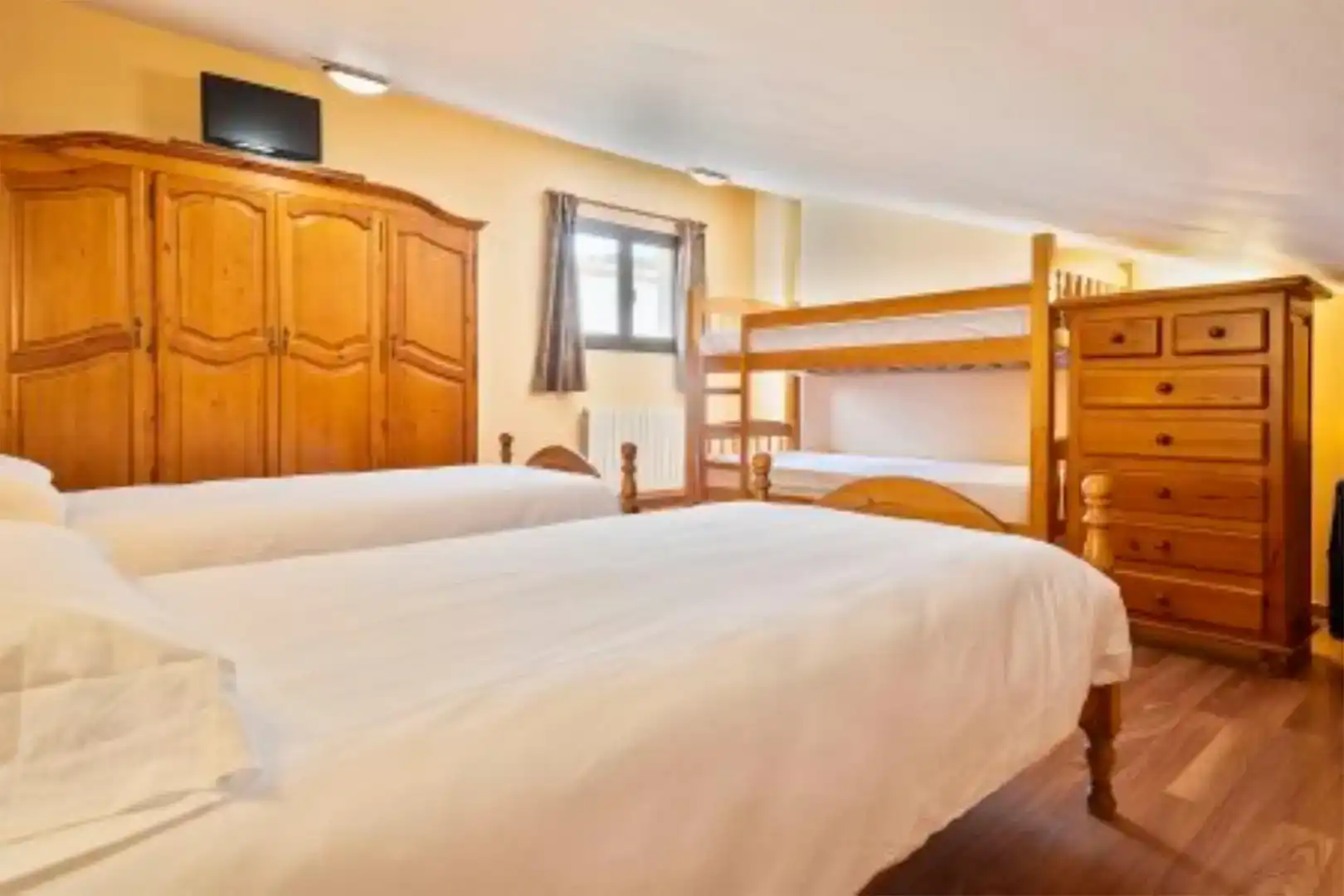Dormitori de Casa adosada en venda en Vallcebre amb Jardí privat, Parquet i Traster