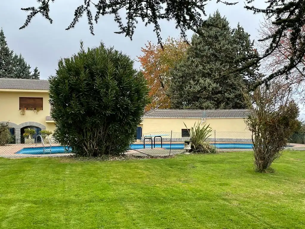 Piscina de Casa o xalet en venda en Castañares de Rioja amb Calefacció, Jardí privat i Parquet