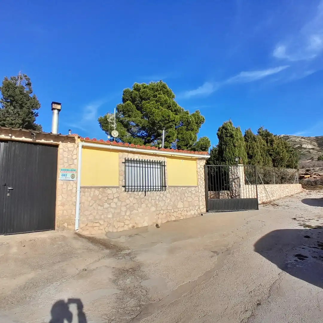 Vista exterior de Casa o xalet en venda en Yecla amb Jardí privat, Traster i Moblat