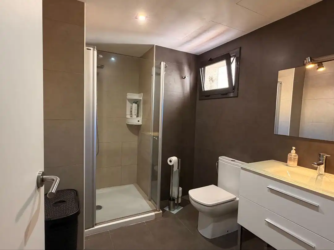 Badezimmer von Wohnung zum Verkauf in Sant Feliu de Guíxols mit Klimaanlage, Terrasse und Balkon