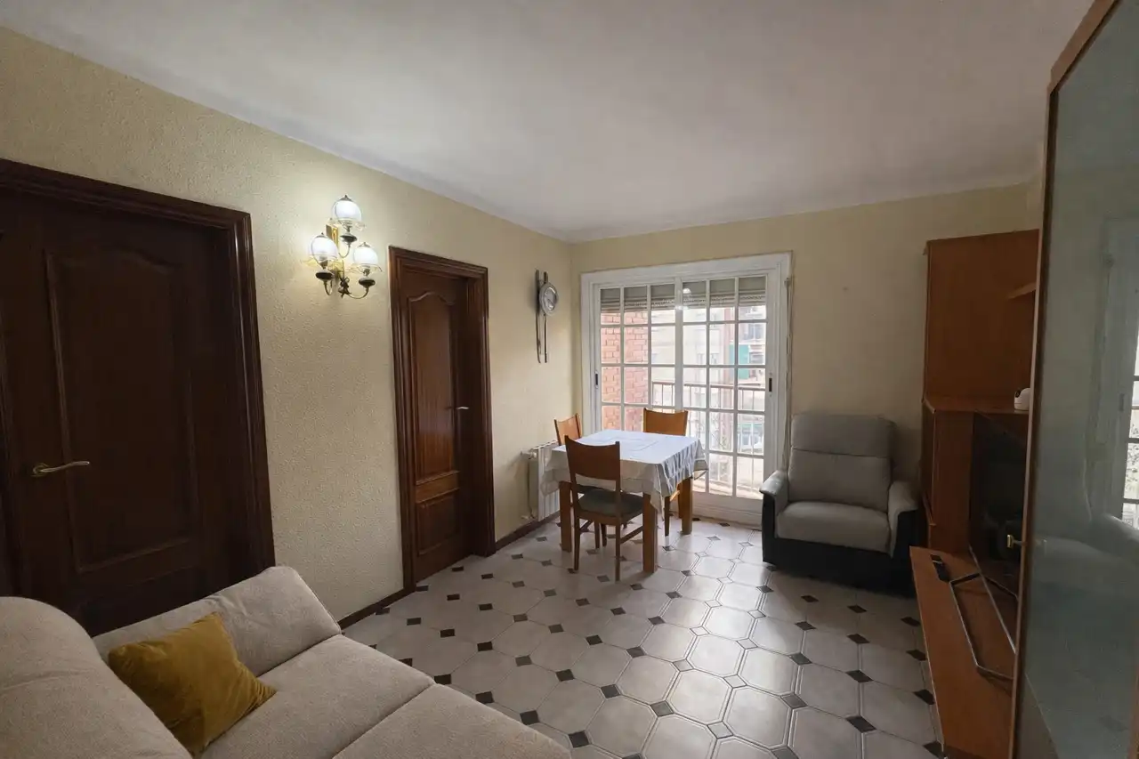 Sala de estar de Piso en venta en L'Hospitalet de Llobregat con Calefacción, Horno y Alarma