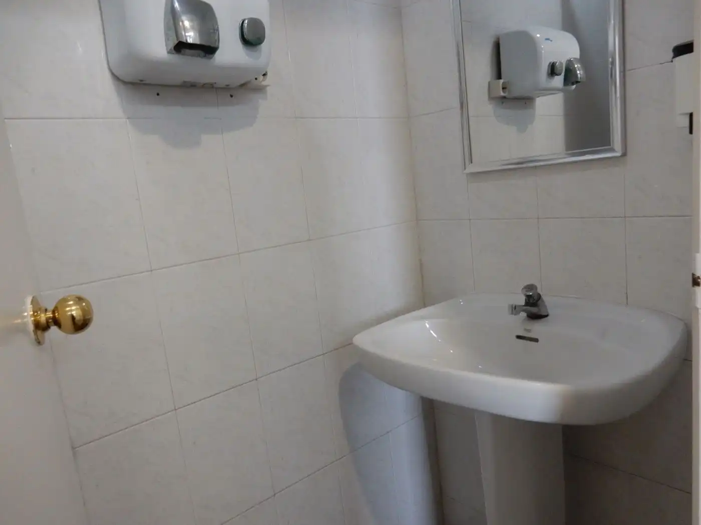 Bany de Local en venda en Rubí amb Aire condicionat, Calefacció i Terrassa