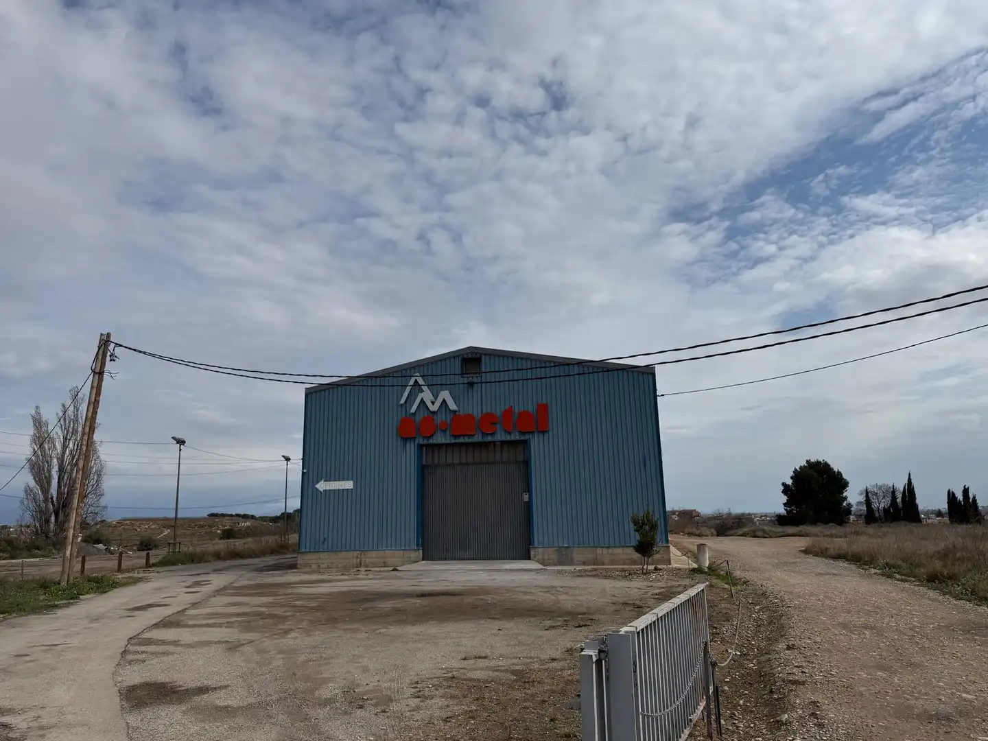 Außenansicht von Fabrikhallen zum Verkauf in Lleida mit Heizung und Alarm