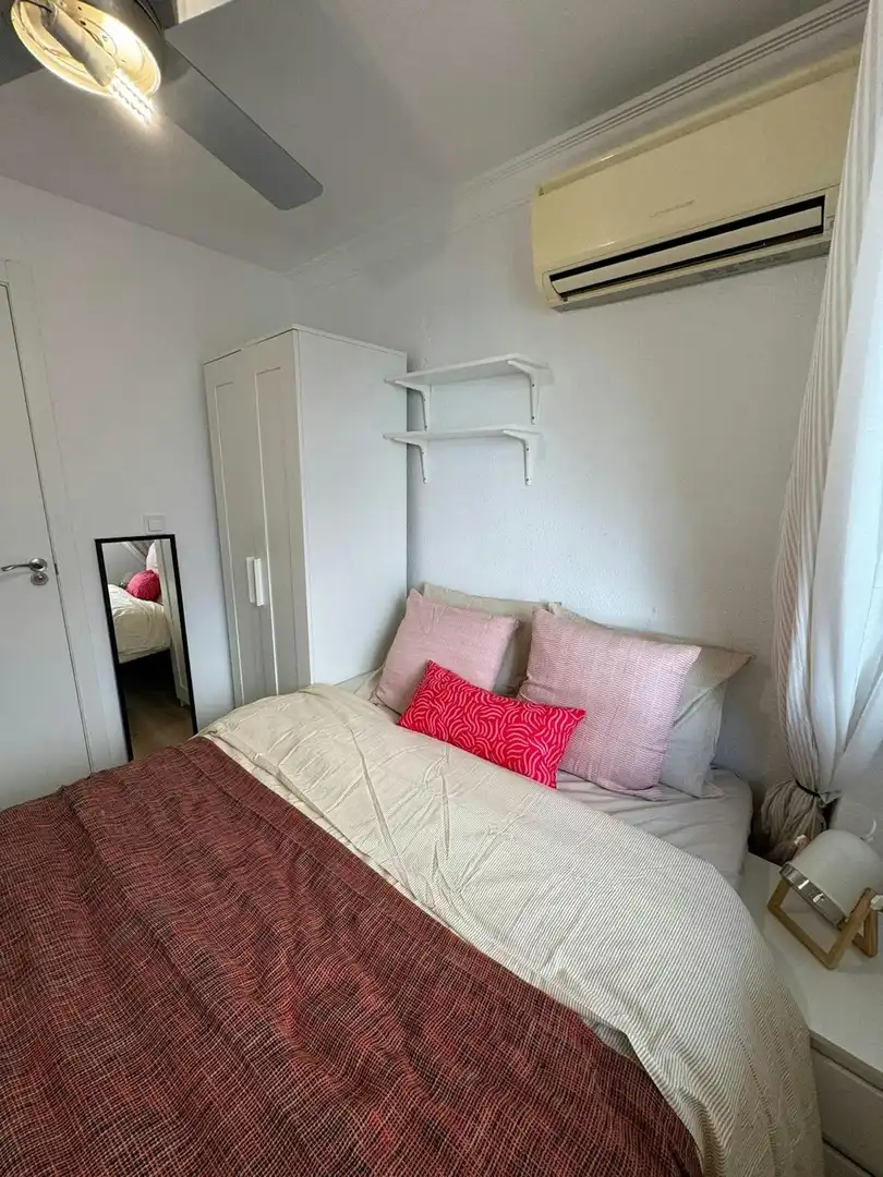Schlafzimmer von Wohnung zur untervermieten in Valencia mit Klimaanlage und Waschmaschine