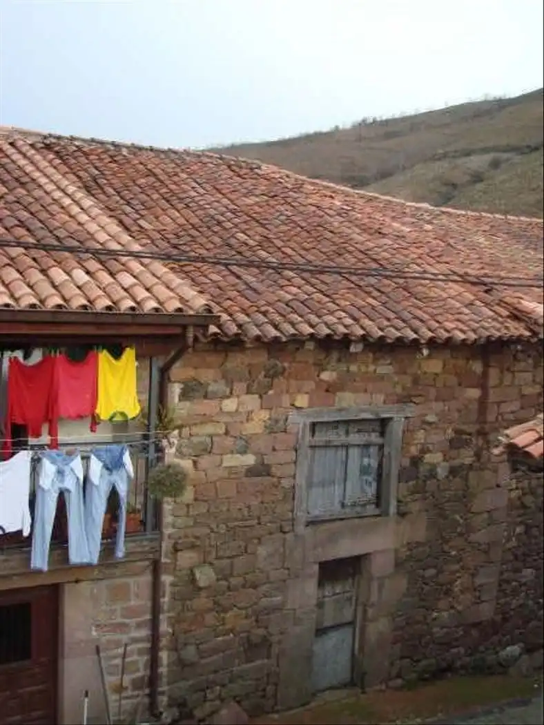 Vista exterior de Edificio en venta en Cabuérniga