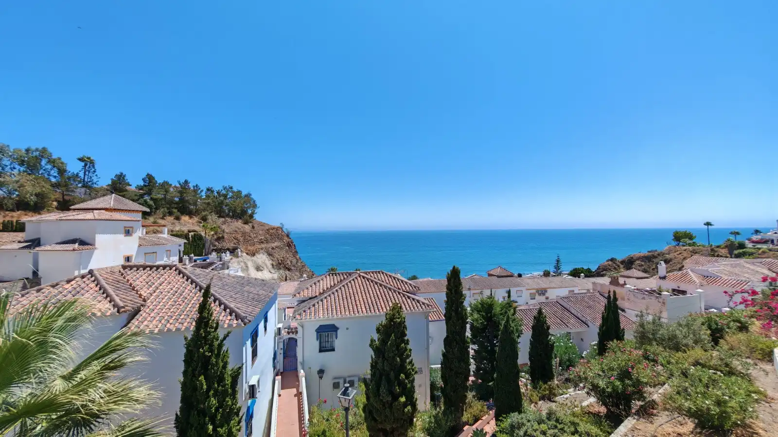 Vista exterior de Casa o xalet en venda en Torrox amb Aire condicionat, Terrassa i Moblat