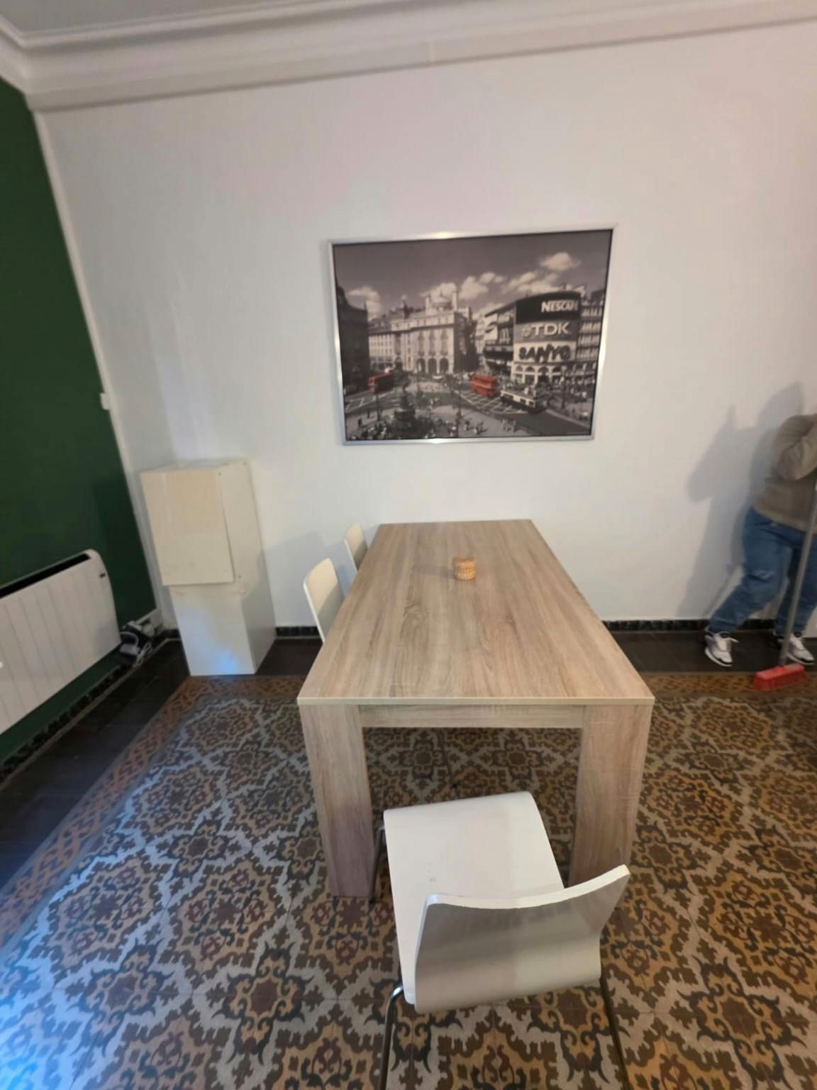 Comedor de Piso de alquiler en  Barcelona Capital con Calefacción, TV y Se aceptan mascotas
