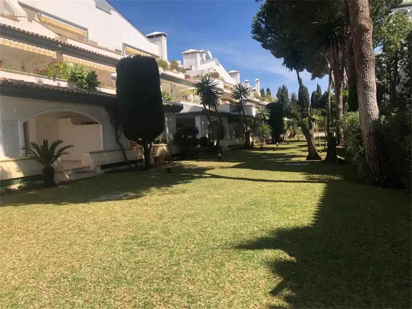 Jardí de Casa adosada en venda en Estepona amb Aire condicionat, Piscina i Balcó