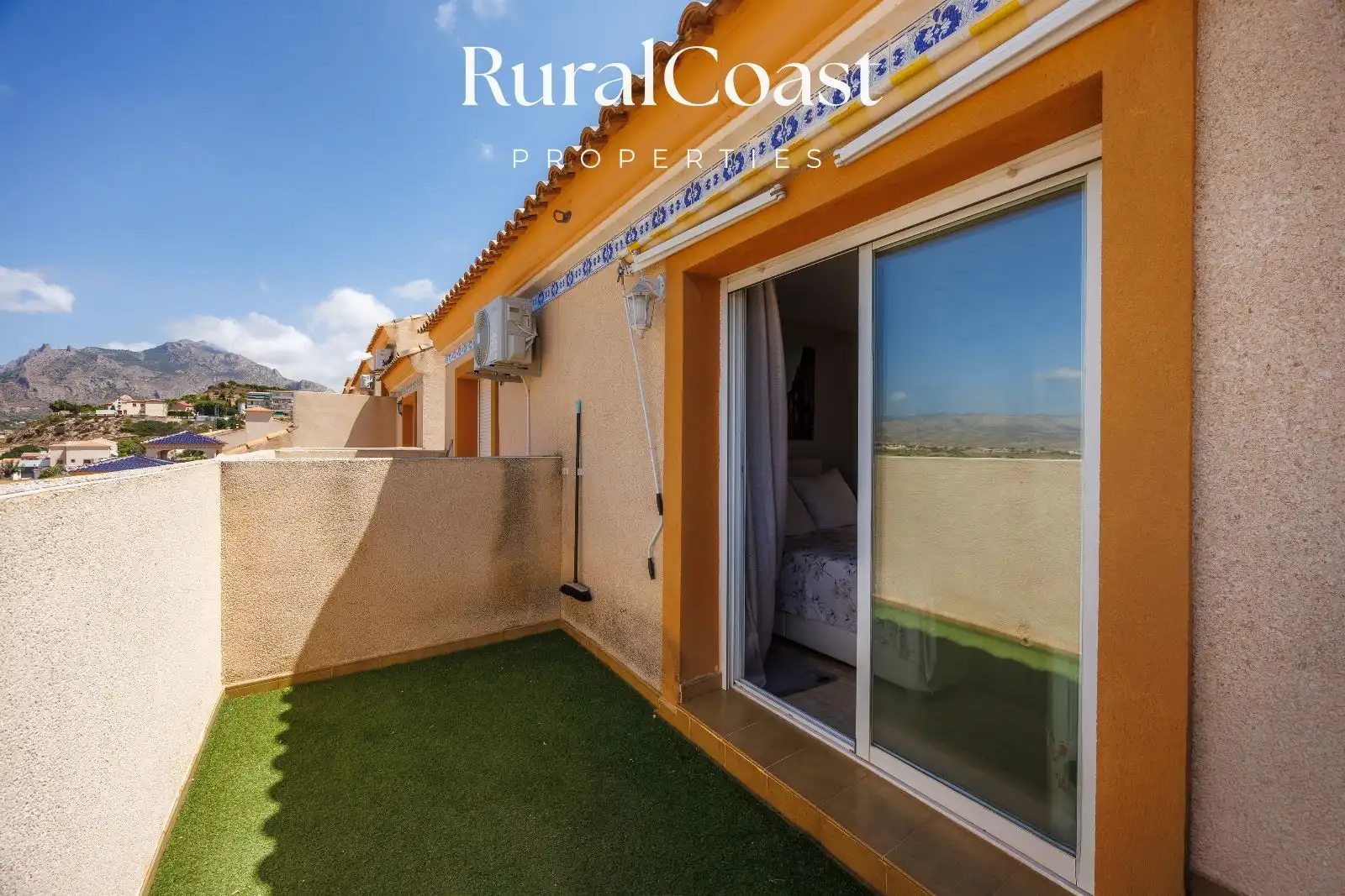 Vista exterior de Casa adosada en venda en Busot amb Jardí privat, Piscina i Piscina comunitària