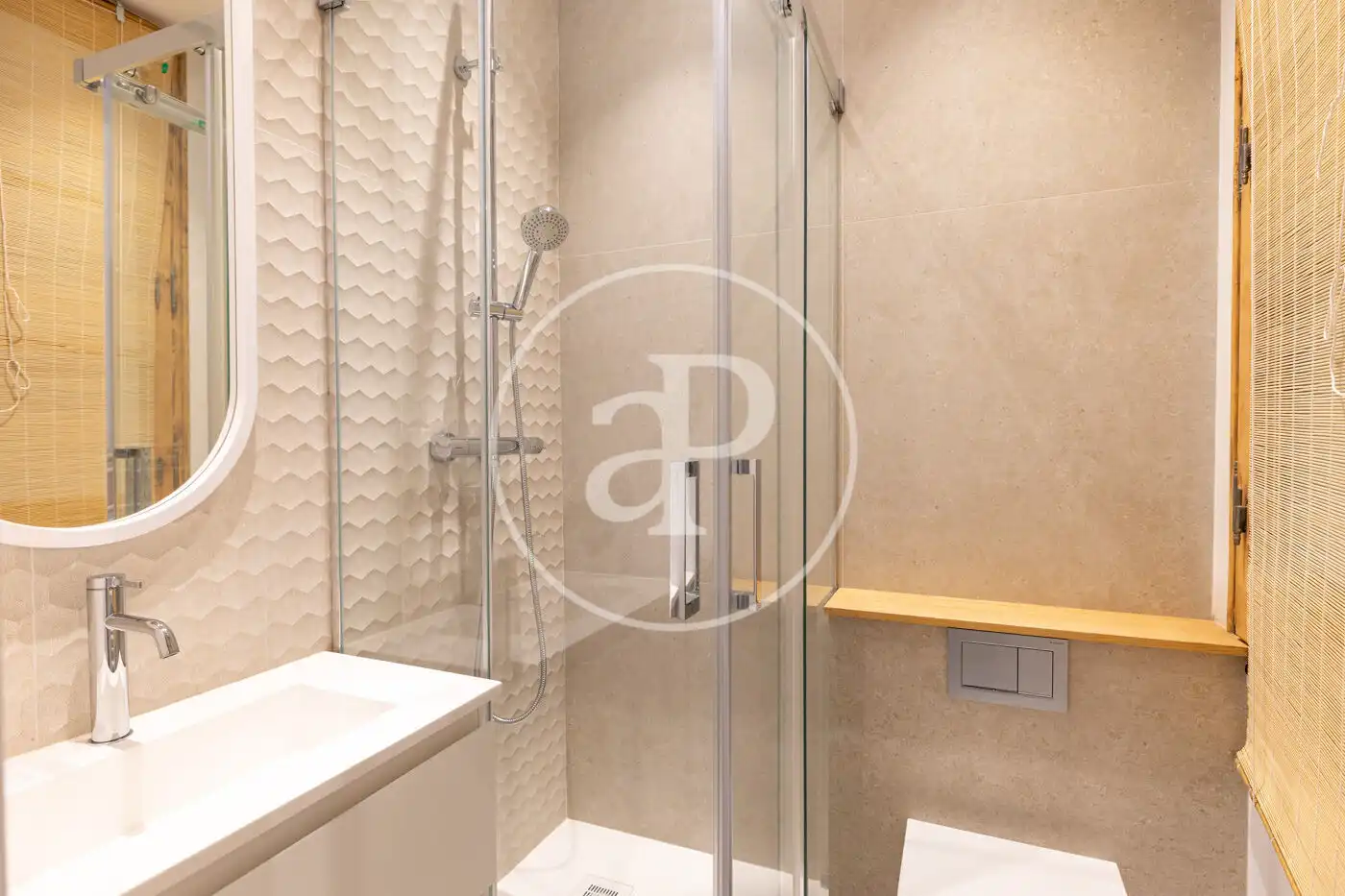 Badezimmer von Wohnung zum Verkauf in Barcelona mit Klimaanlage, Heizung und Terrasse