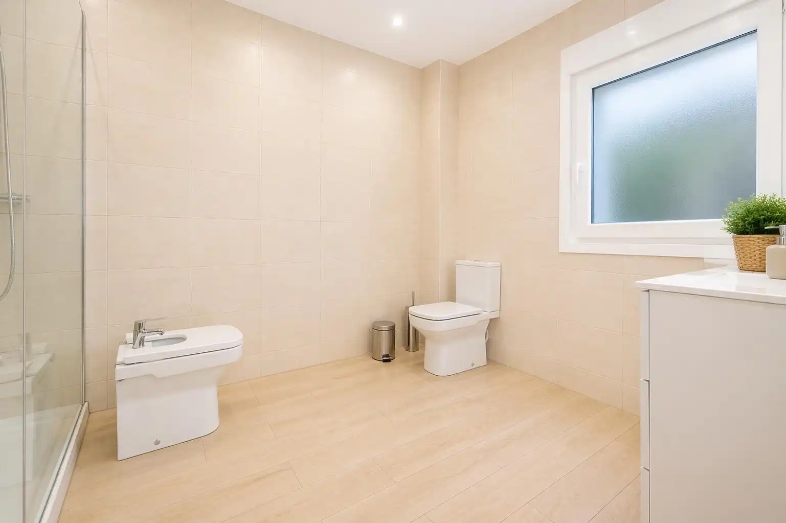 Baño de Piso de alquiler en Madrid con Calefacción, Trastero y Amueblado