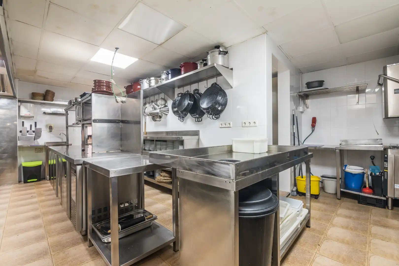 Cuina de Local en venda en Santa Pola amb Aire condicionat, Terrassa i Moblat
