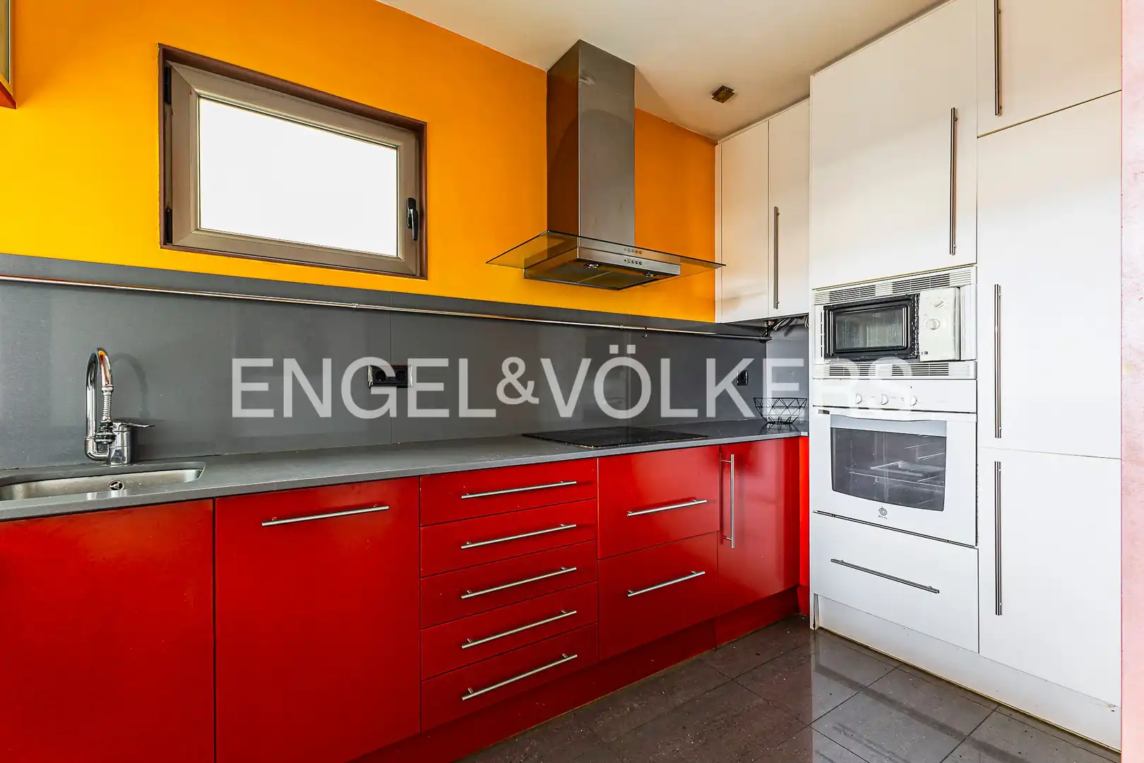 Küche von Dachboden zum Verkauf in Barcelona mit Heizung, Parkett und Terrasse