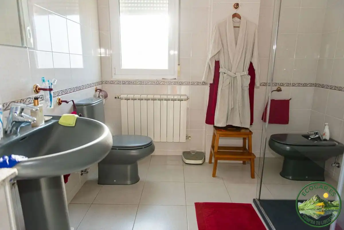 Bany de Casa o xalet en venda en Torre del Bierzo amb Aire condicionat, Calefacció i Jardí privat