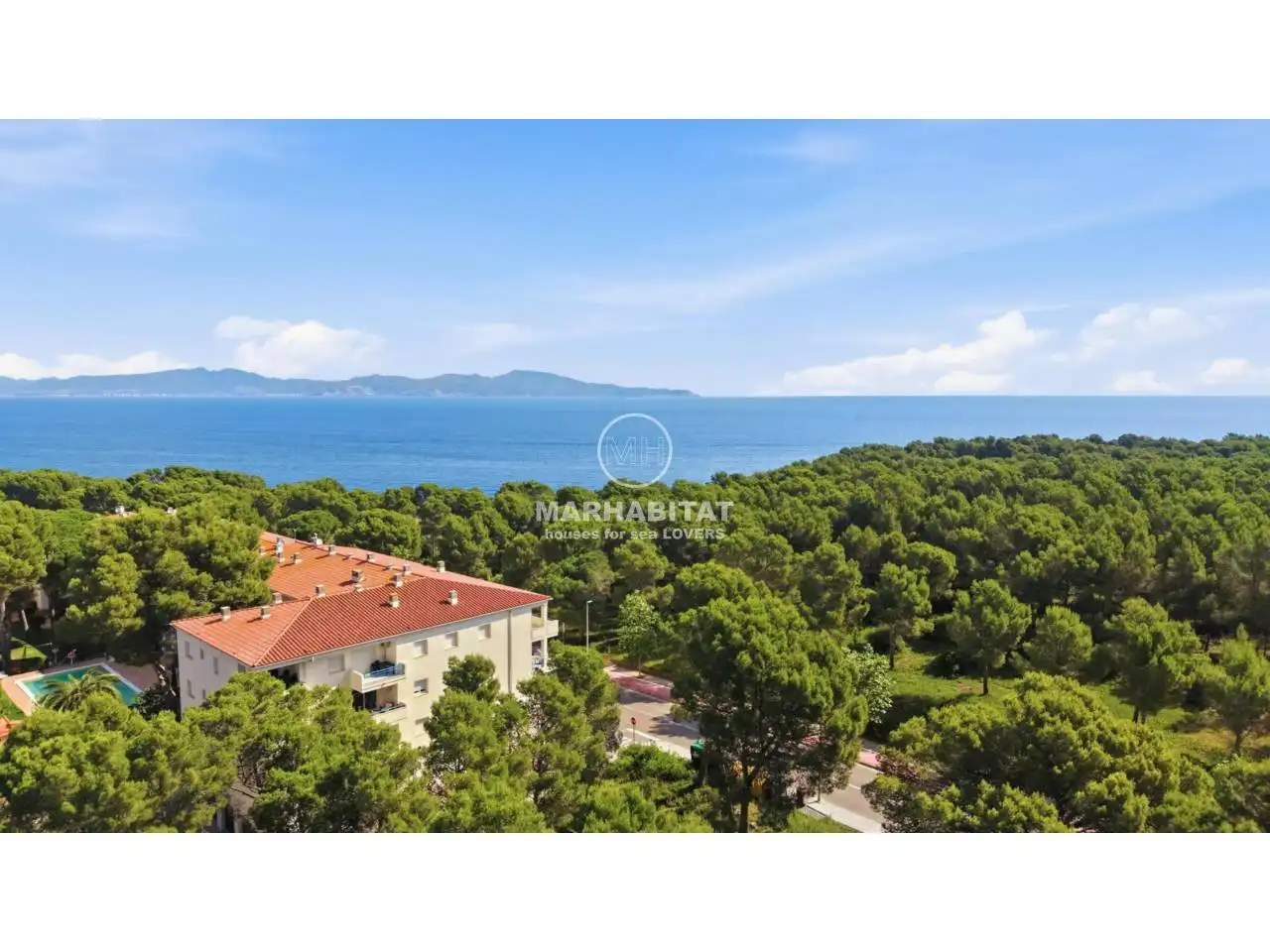 Vista exterior de Piso en venta en L'Escala con Terraza, Amueblado y Piscina comunitaria