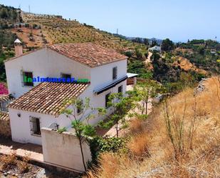 Vista exterior de Casa o xalet en venda en Almuñécar amb Aire condicionat, Terrassa i Piscina