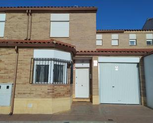 Vista exterior de Casa adosada en venda en Cabezamesada amb Calefacció i Parquet