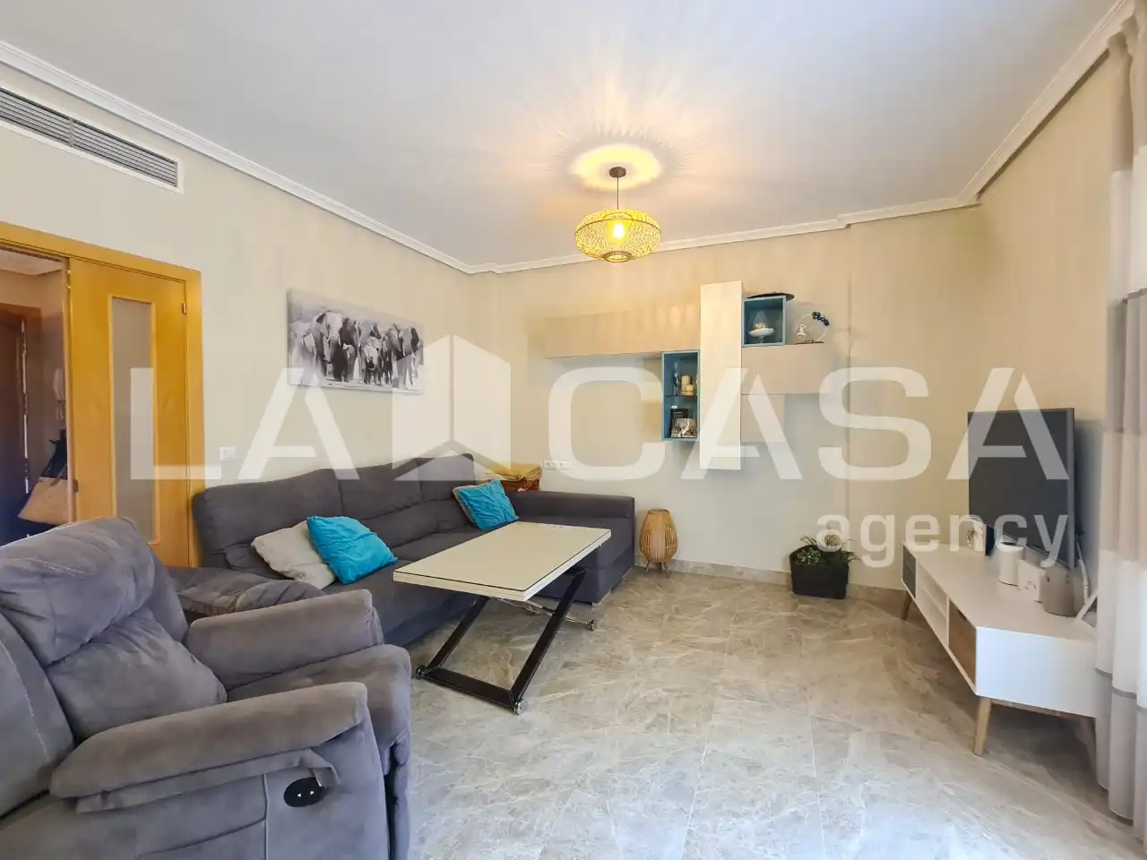 Sala d'estar de Casa adosada en venda en Montequinto amb Aire condicionat