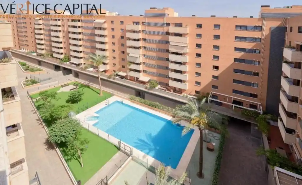 Schwimmbecken von Geschaftsraum zur Miete in Málaga