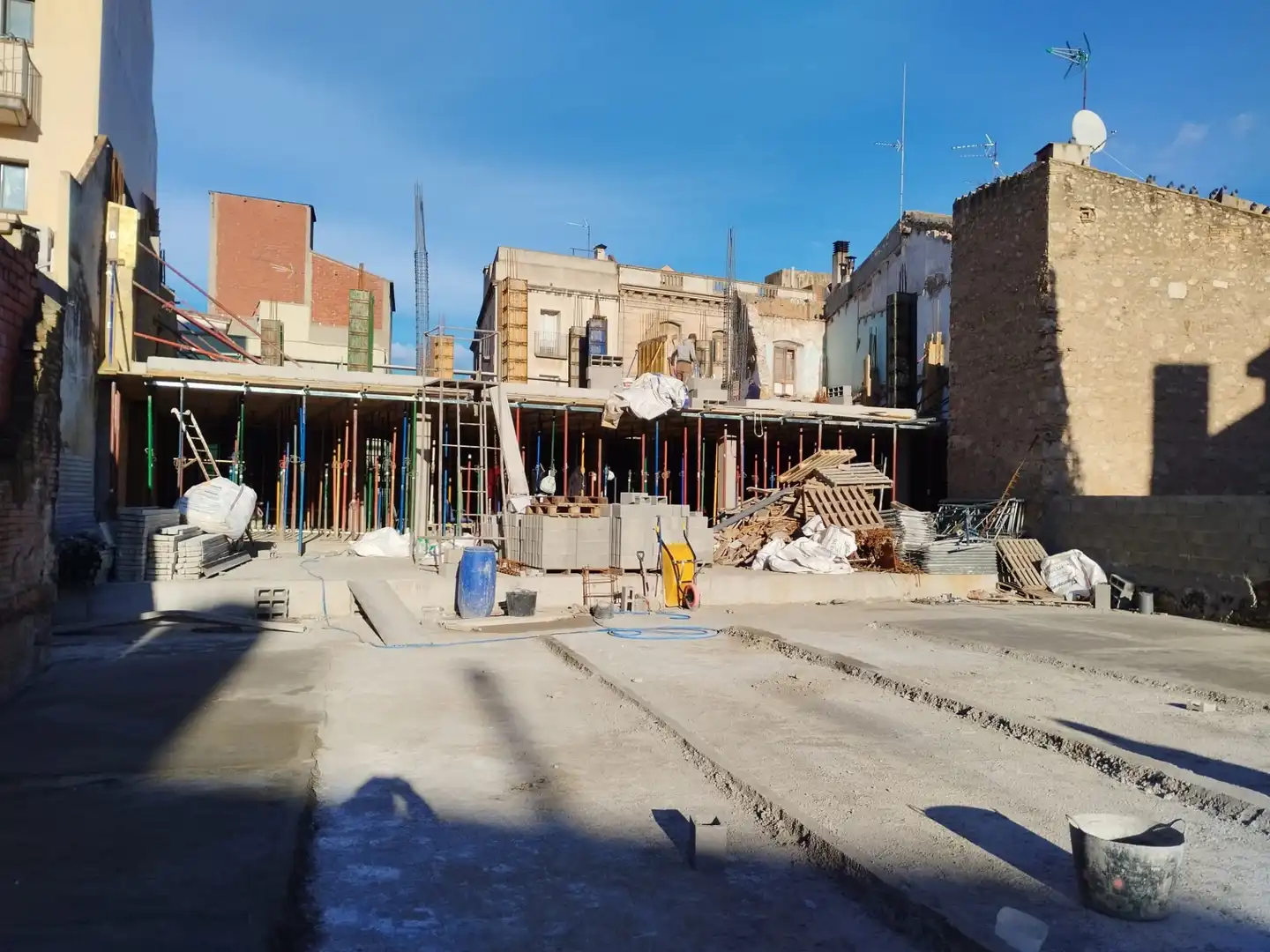 Vista exterior de Dúplex en venta en Figueres con Calefacción, Terraza y Piscina