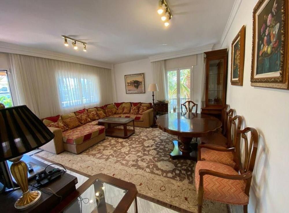 Sala d'estar de Apartament de lloguer en Marbella amb Aire condicionat, Terrassa i Piscina