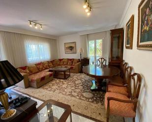 Sala d'estar de Apartament de lloguer en Marbella amb Aire condicionat, Terrassa i Piscina