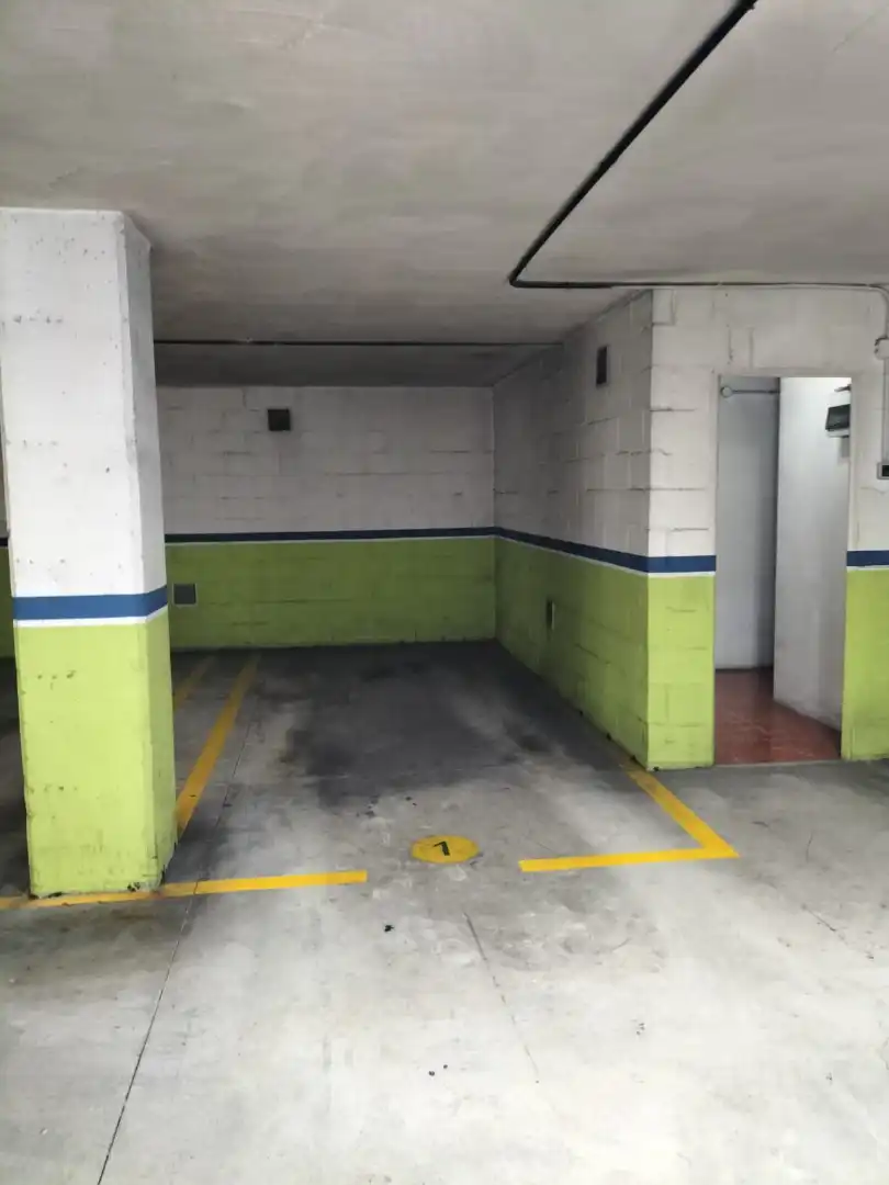 Aparcament de Apartament en venda en Oviedo  amb Calefacció, Parquet i Traster