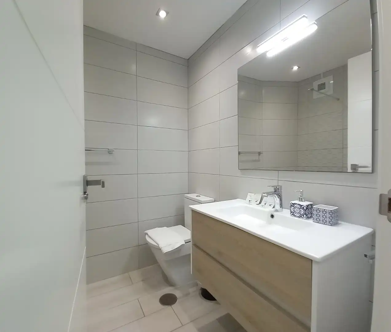 Baño de Estudio en venta en Arona con Terraza, Piscina y Balcón