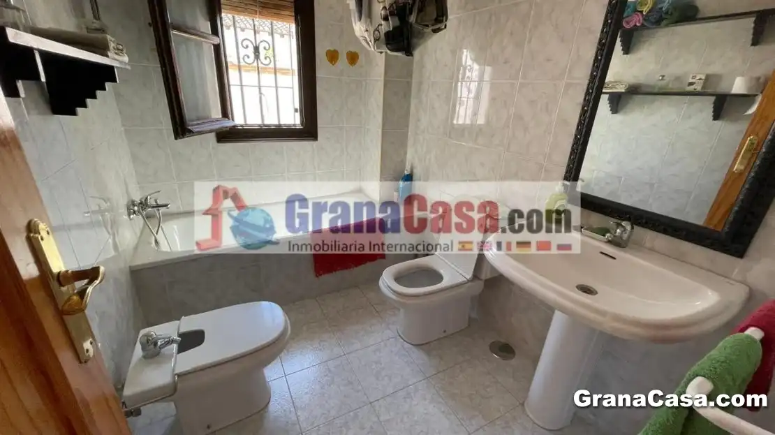 Badezimmer von Wohnung zur untervermieten in Granada mit Klimaanlage, Heizung und Möbliert