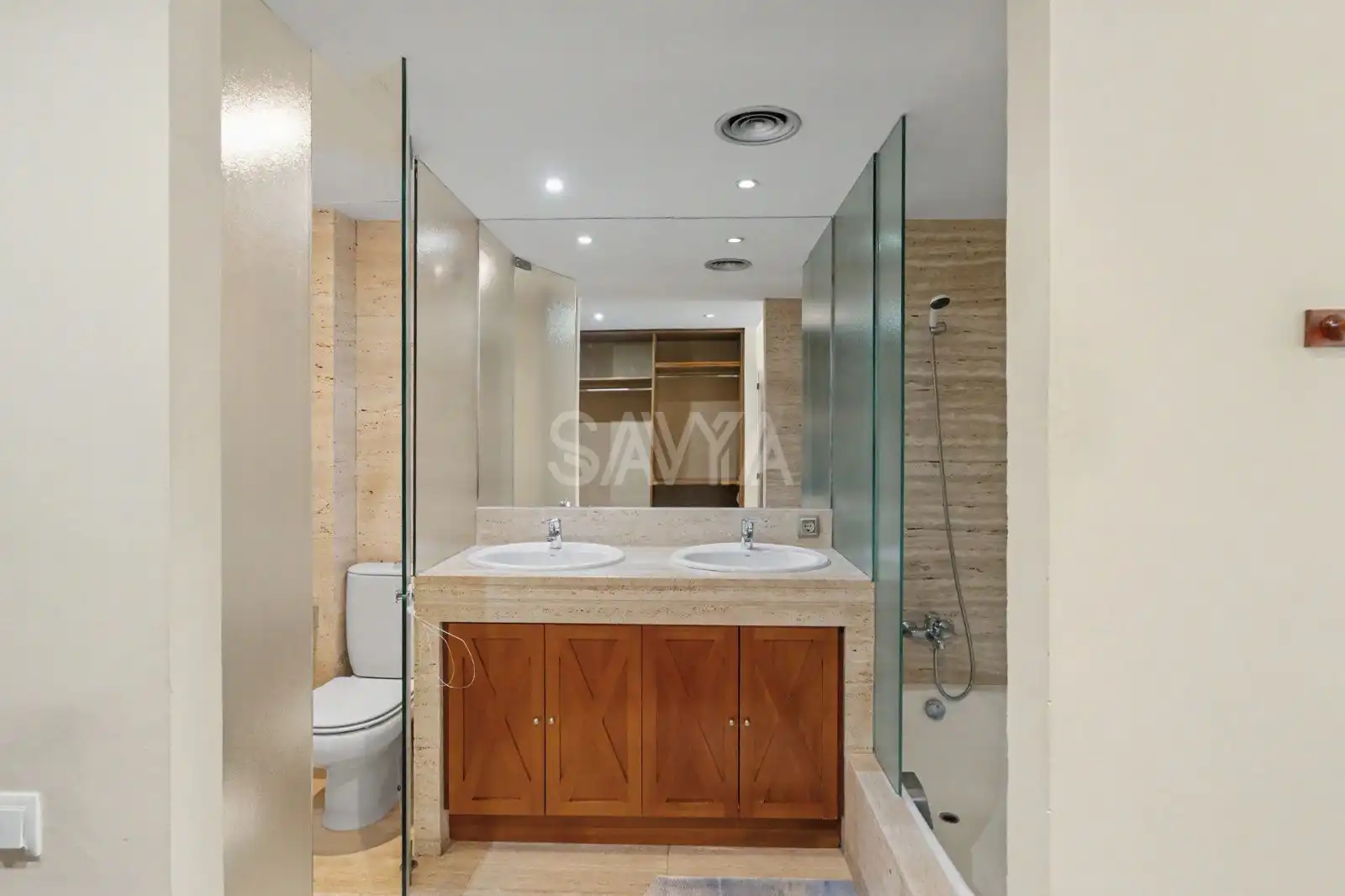 Baño de Casa adosada de alquiler en Barcelona con Aire acondicionado, Calefacción y Parquet