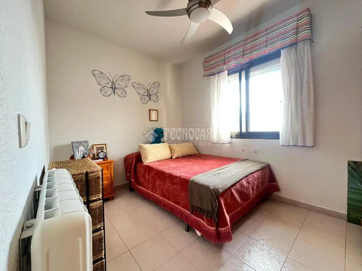 Habitación de Casa adosada en venta en Las Herencias con Calefacción, Piscina y Amueblado