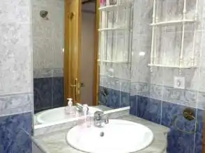 Badezimmer von Wohnung zur Miete in Gijón  mit Parkett, Möbliert und Waschmaschine