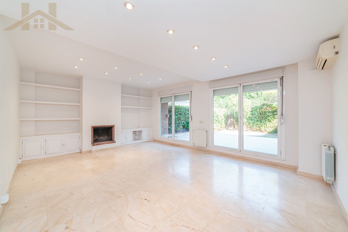Living room of Single-family semi-detached for sale in Majadahonda  with Air Conditioner, Heating and Terrace
