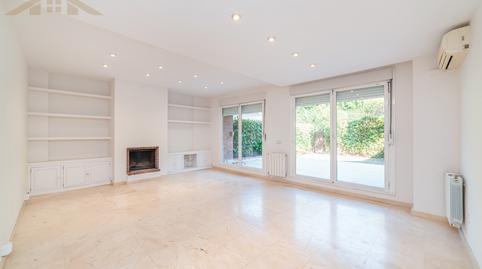 Foto 2 de Casa adosada en venda a Calle de Los Pinos, Zona Carretera del Plantío, Madrid