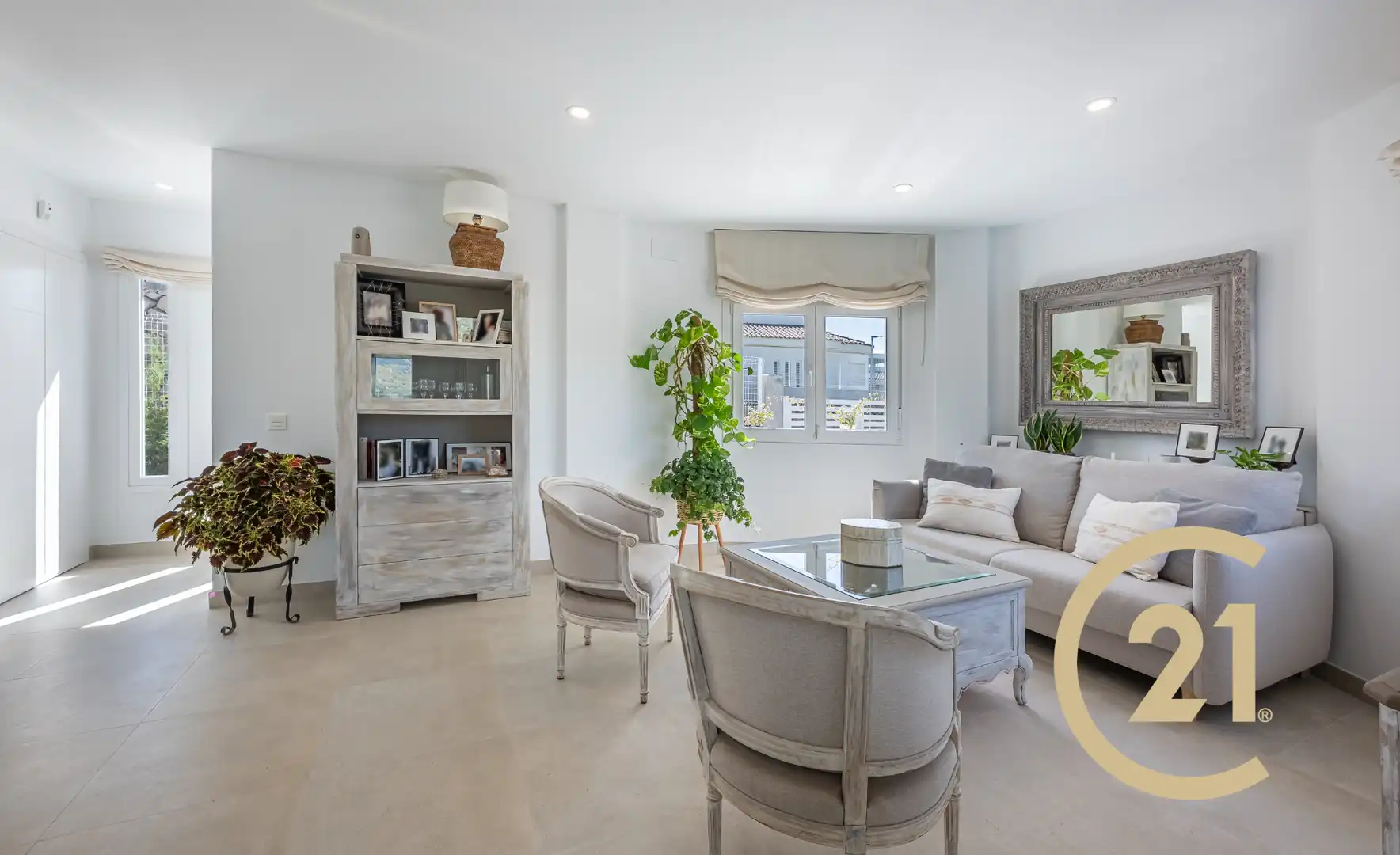 Sala d'estar de Casa o xalet en venda en Viñuela amb Jardí privat, Terrassa i Traster