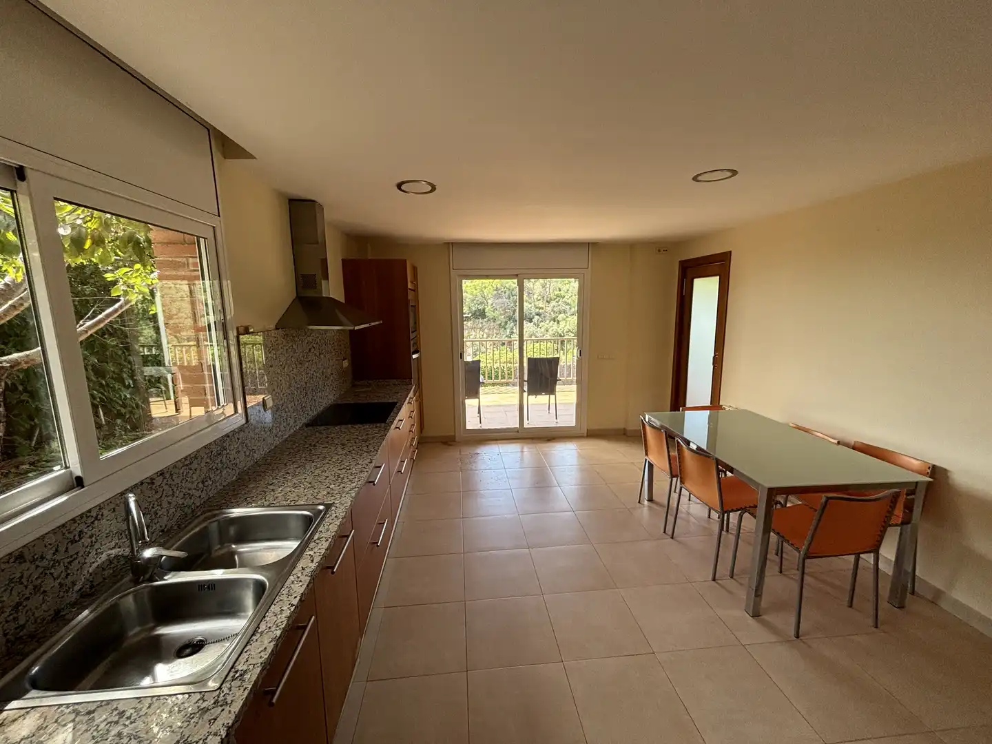 Cuina de Casa o xalet en venda en Arenys de Mar amb Aire condicionat, Calefacció i Jardí privat