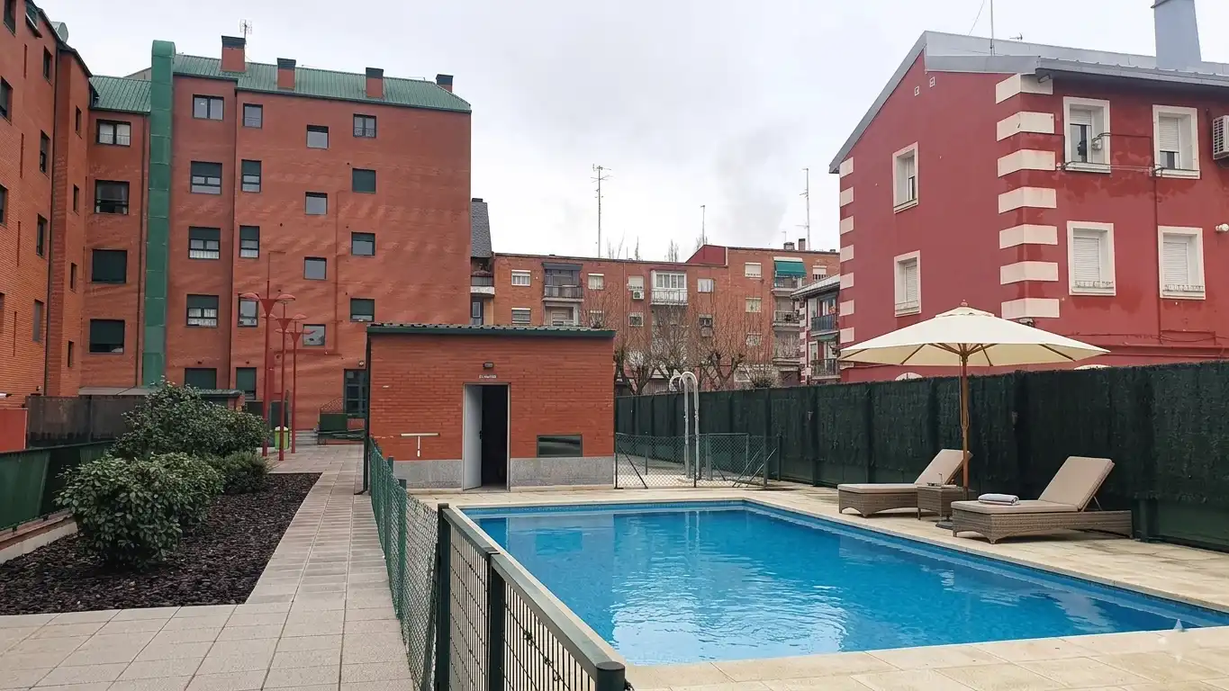 Schwimmbecken von Wohnung zum Verkauf in  Madrid Capital mit Klimaanlage, Heizung und Privatgarten