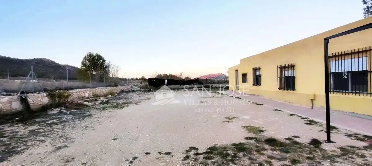 Casa o xalet en venda en Monóvar  / Monòver amb Calefacció, Traster i Piscina
