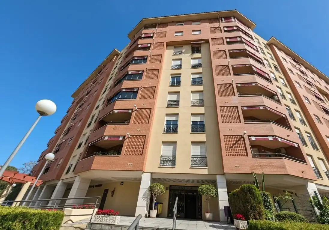 Vista exterior de Àtic en venda en Marbella amb Aire condicionat, Jardí privat i Terrassa