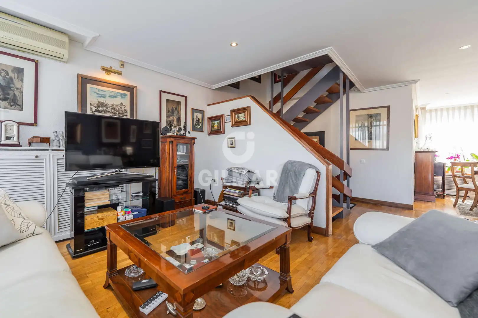 Wohnzimmer von Einfamilien-Reihenhaus zum Verkauf in Pozuelo de Alarcón mit Heizung, Privatgarten und Schwimmbad