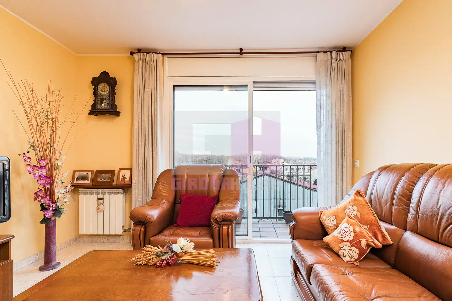 Sala de estar de Dúplex en venta en Salt con Calefacción, Terraza y Amueblado