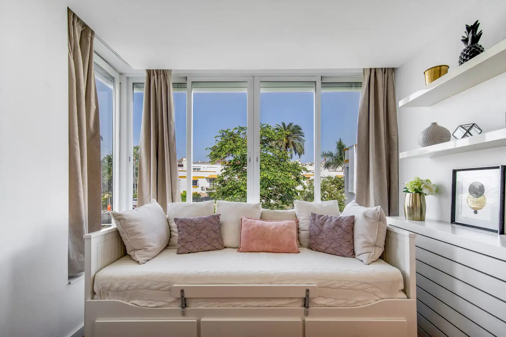 Dormitori de Casa adosada en venda en Marbella amb Aire condicionat, Jardí privat i Terrassa