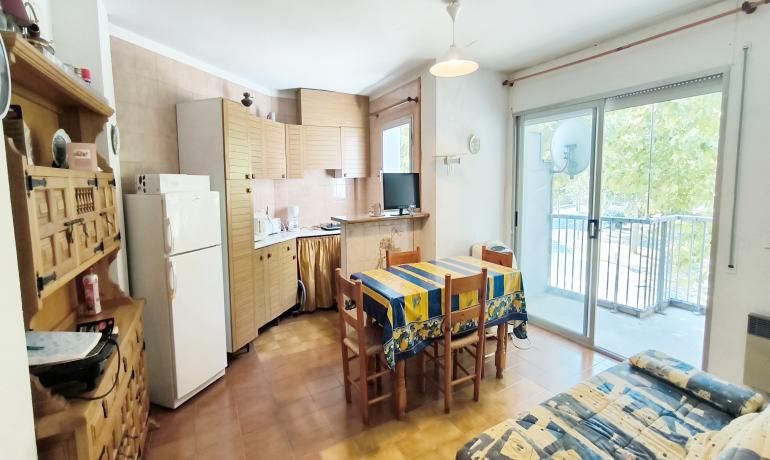 Cuina de Apartament en venda en Empuriabrava amb Jardí privat i Moblat